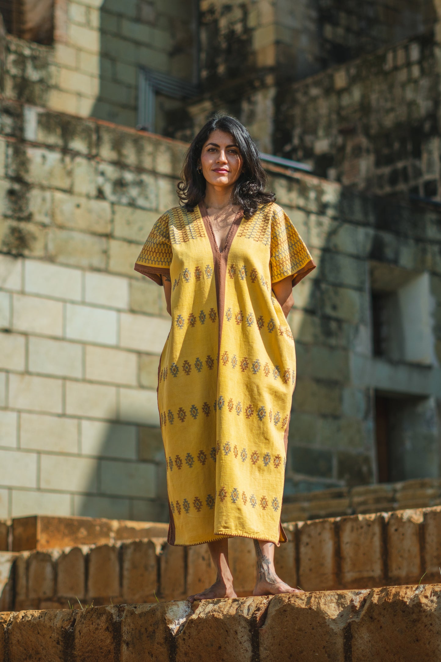 Huipil de Dos Lienzos – Tintes Naturales de Cempasúchil, Corteza e Índigo – Brocado de Rombos – Telar de Cintura – Pieza Única de Oaxaca