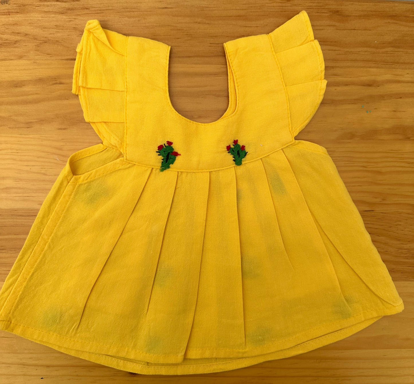 Vestido de Bebé Amarillo con Bordado de Cactus – Hecho a Mano en Oaxaca – 100% Manta Prelavada
