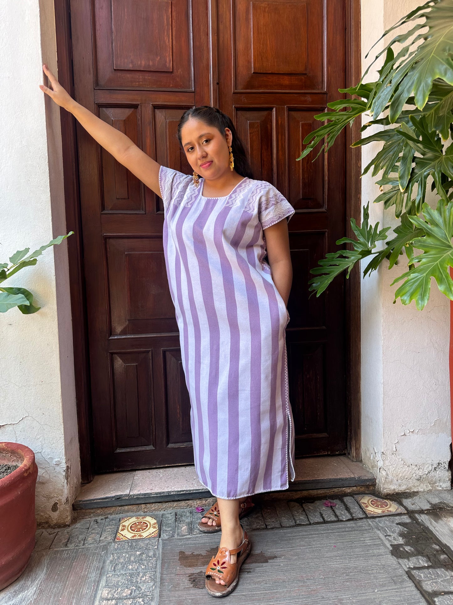 Huipil de Telar de Cintura – San Juan Colorado – Rayas Moradas y Blancas – 100% Algodón – Brocado en Hombros – Con Bolsillos