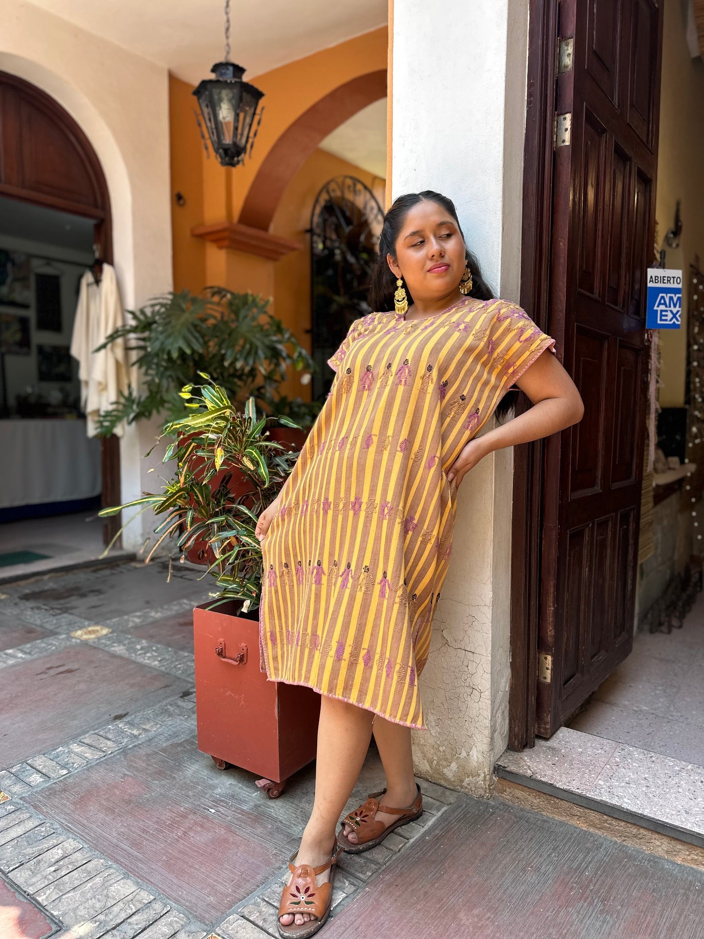 Huipil Artesanal de Telar de Cintura – Tintes Naturales de Cempasúchil y Corteza – Brocado de Muñequitas – Pieza Única