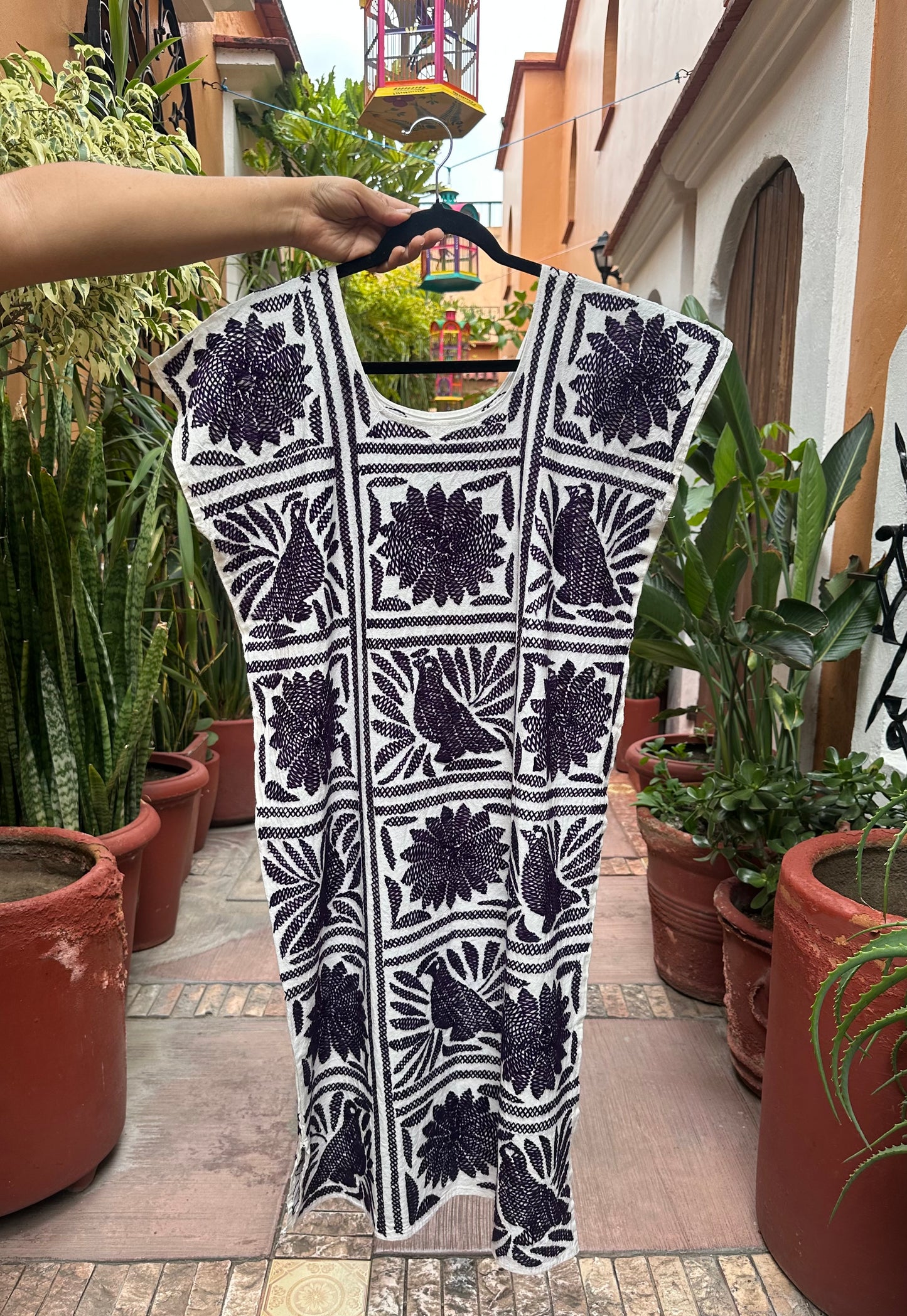 Huipil de Manta Cruda – Bordado Floral Morado – Jalapa de Díaz – Pieza Única Artesanal