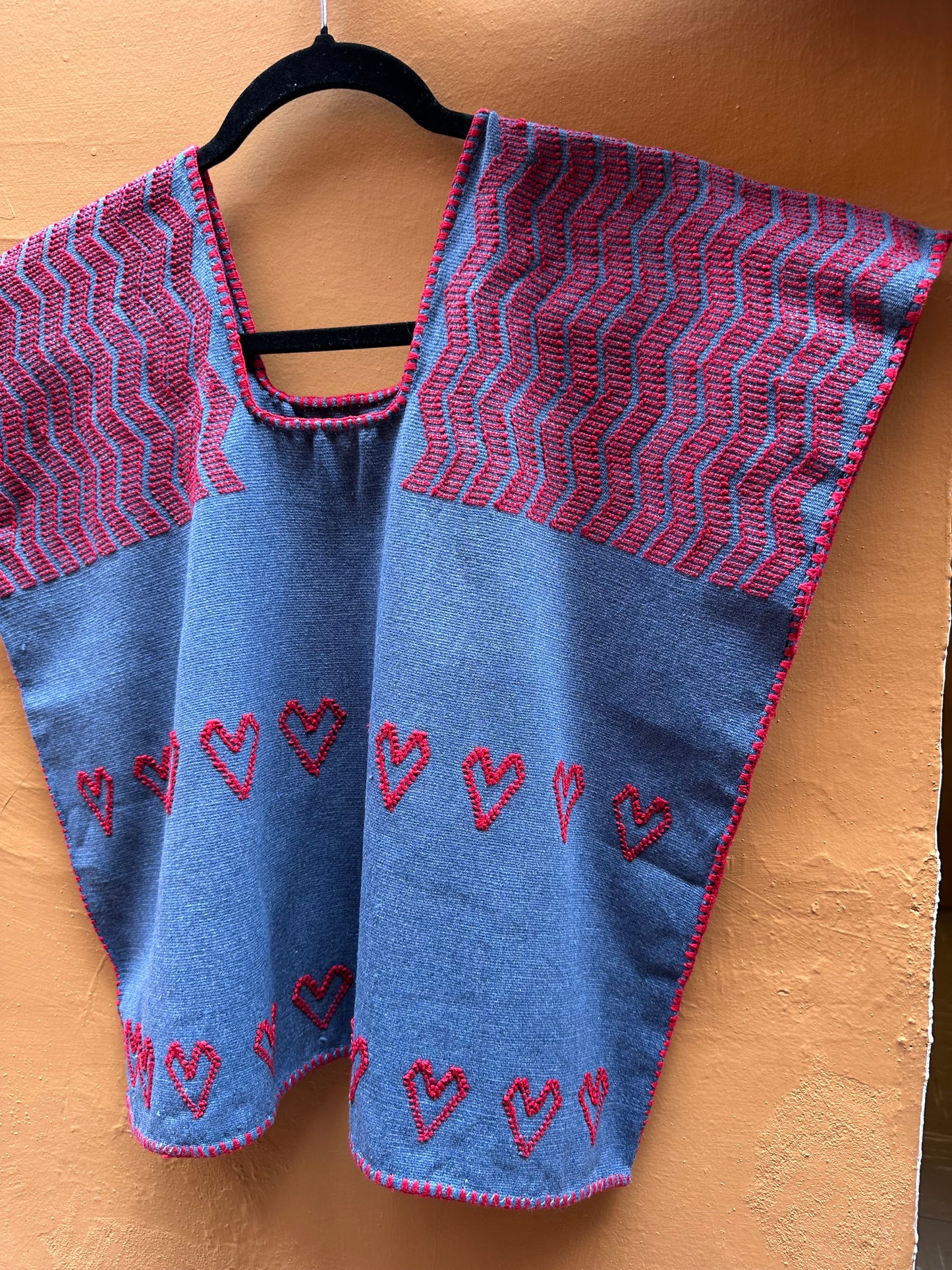 Top artesanal de mezclilla con corazones rojos – Telar de cintura San Juan Colorado