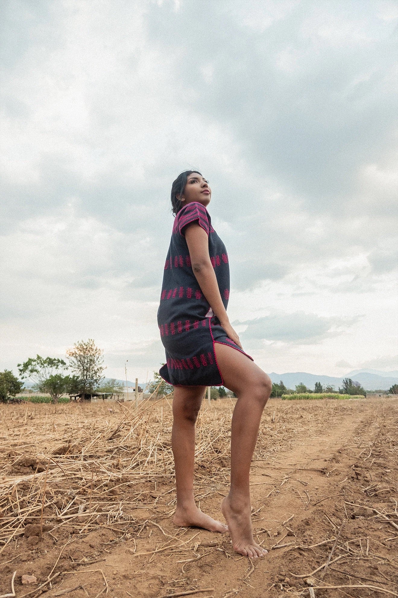 Huipil corto azul marino con brocado rosa – Telar de cintura de Oaxaca