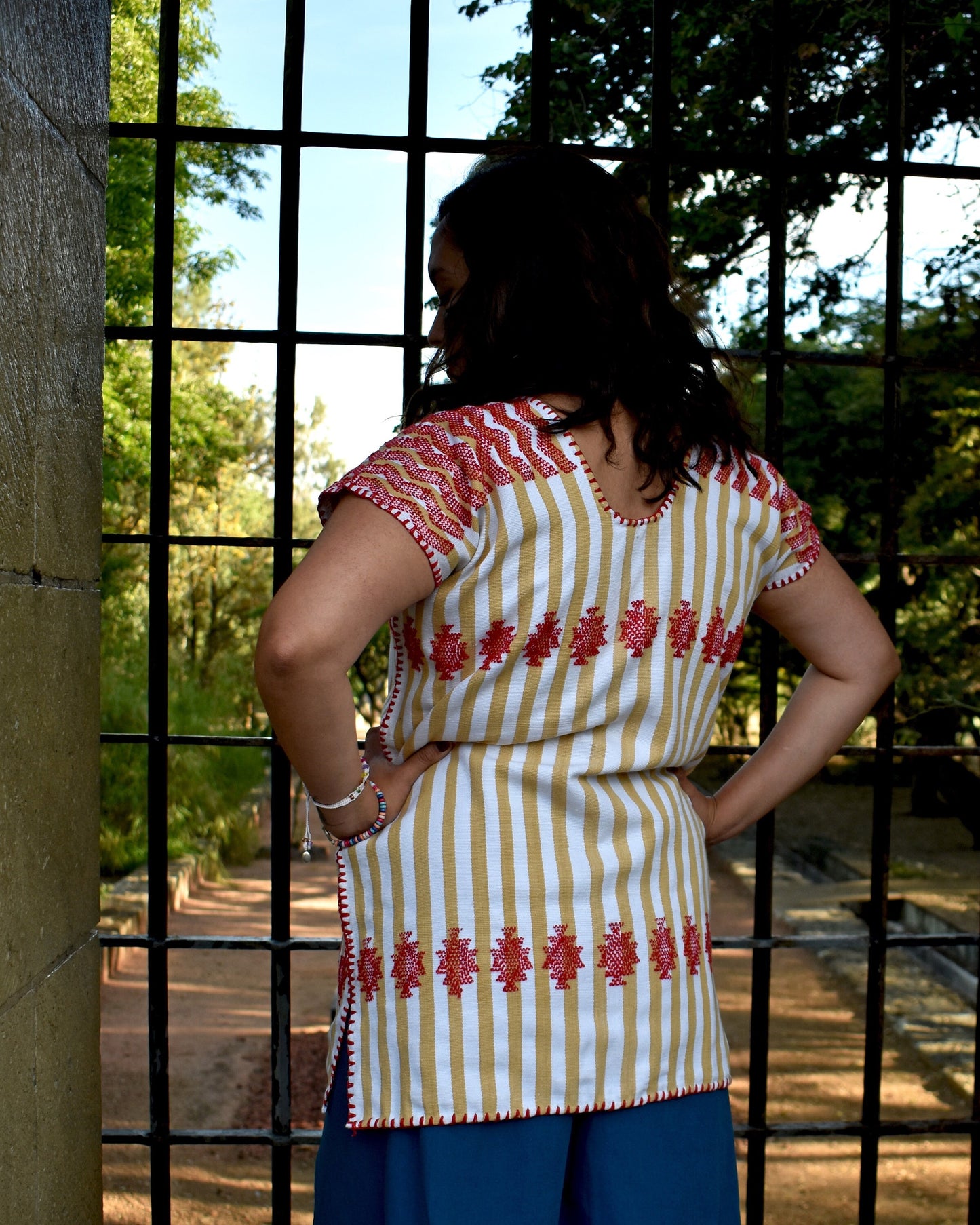 Blusa de telar de cintura con brocado rojo, 100% algodón, San Juan Colorado, Oaxaca