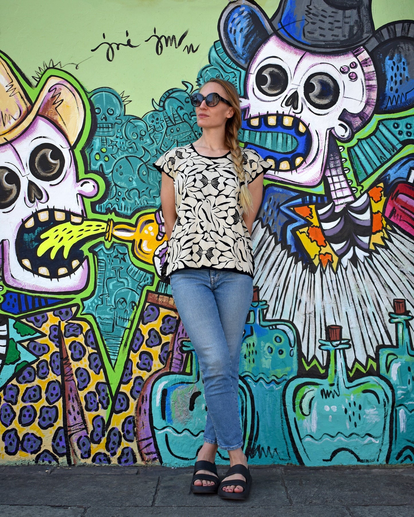 Blusa negra bordada a mano con aves en color beige – tela fresca y suave | Hecha en Jalapa de Díaz, Oaxaca