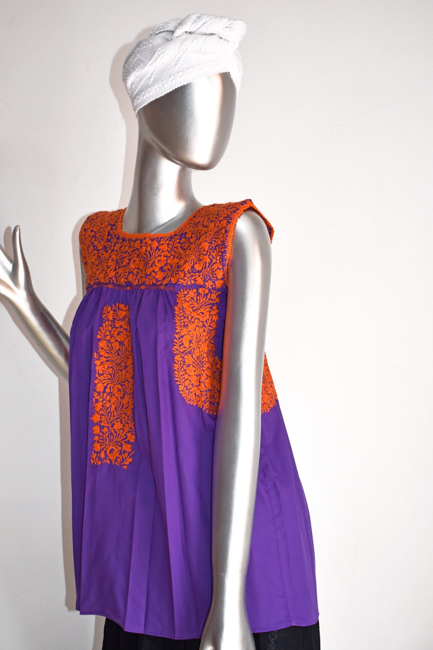 Blusa artesanal sin mangas bordada a mano en San Antonino, popelina morada con bordado naranja