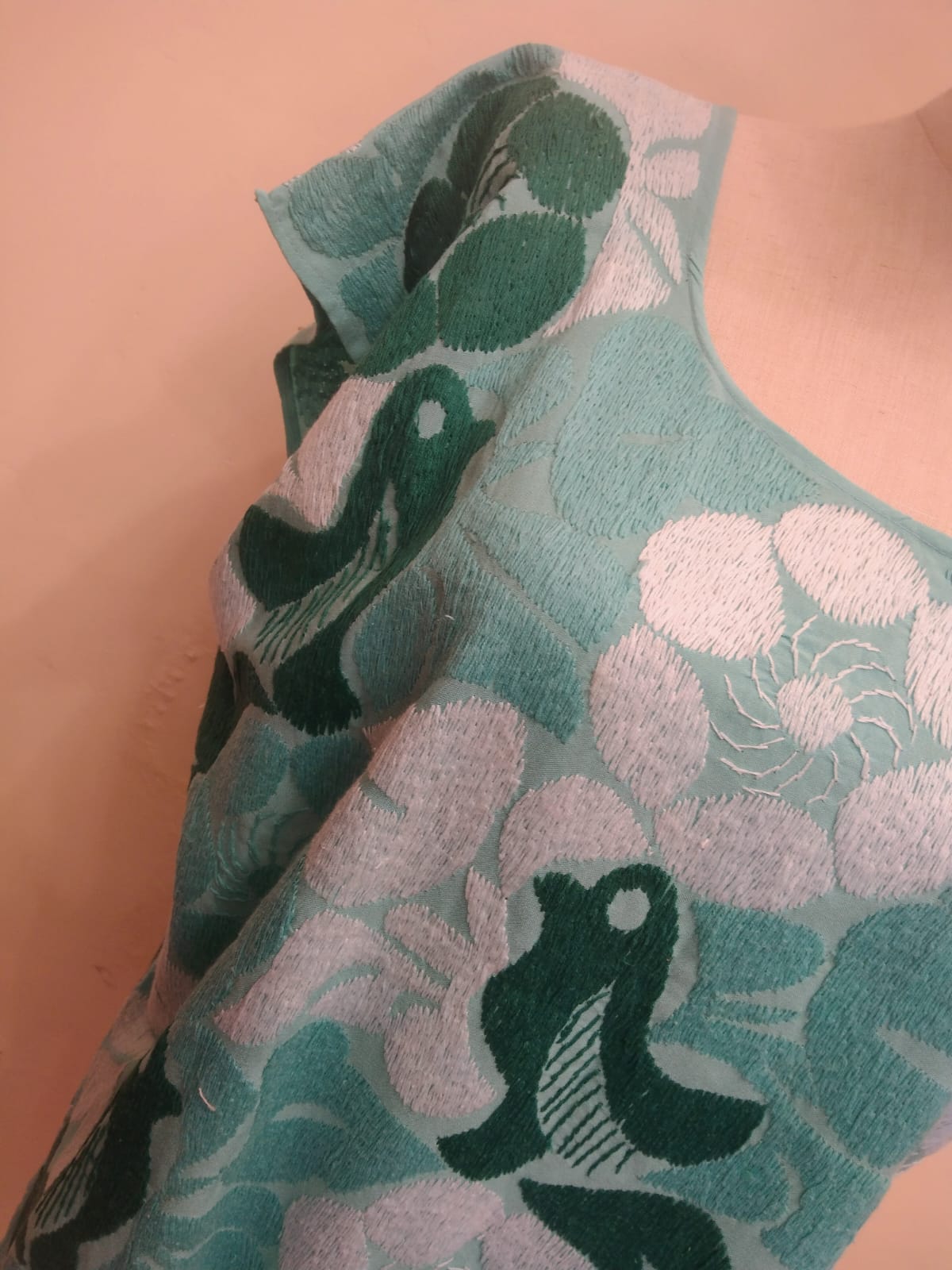 Blusa Bordada Jalapa de Díaz – Pajaritos y Flores en Verdes y Azules Pasteles, Cuello Redond