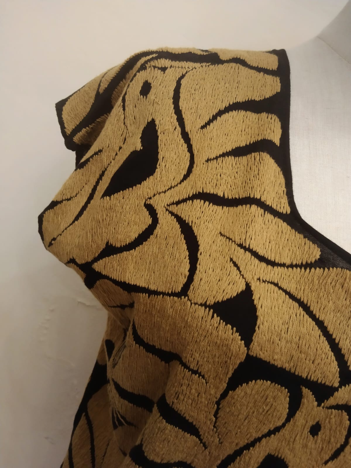 Blusa Artesanal Negra con Bordado Café – Pajaritos y Flores de Tuxtepec, Oaxaca