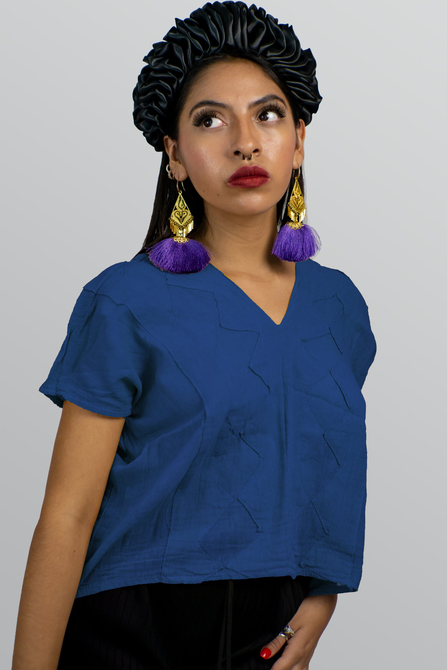 Top Corto de Algodón con Bordado de Diamantes - Escote en V y Mangas Cortas