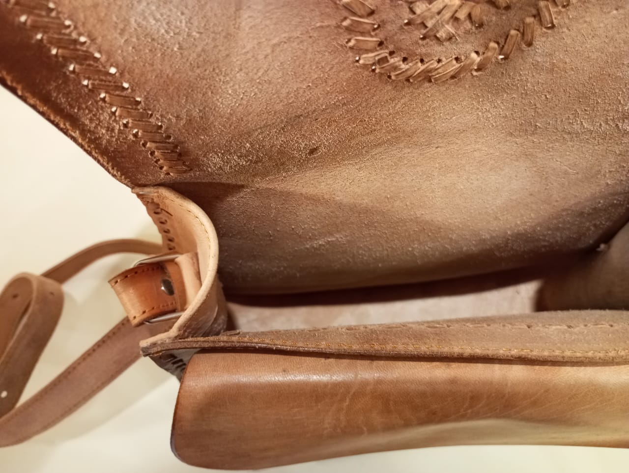 Bolsa tejida de cuero