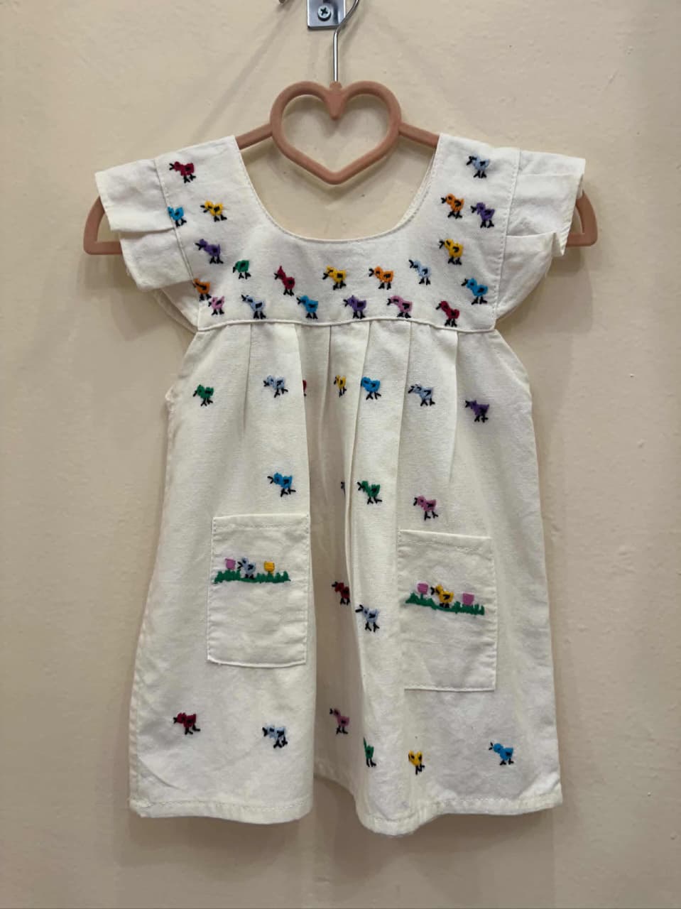 Vestido Artesanal para Bebé con Bordado de Pollitos Multicolor 🐥✨