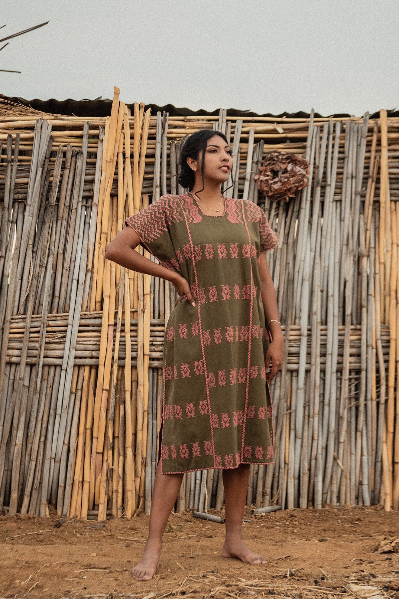 Huipil verde olivo de 3 lienzos con brocado coral – Última pieza ligera