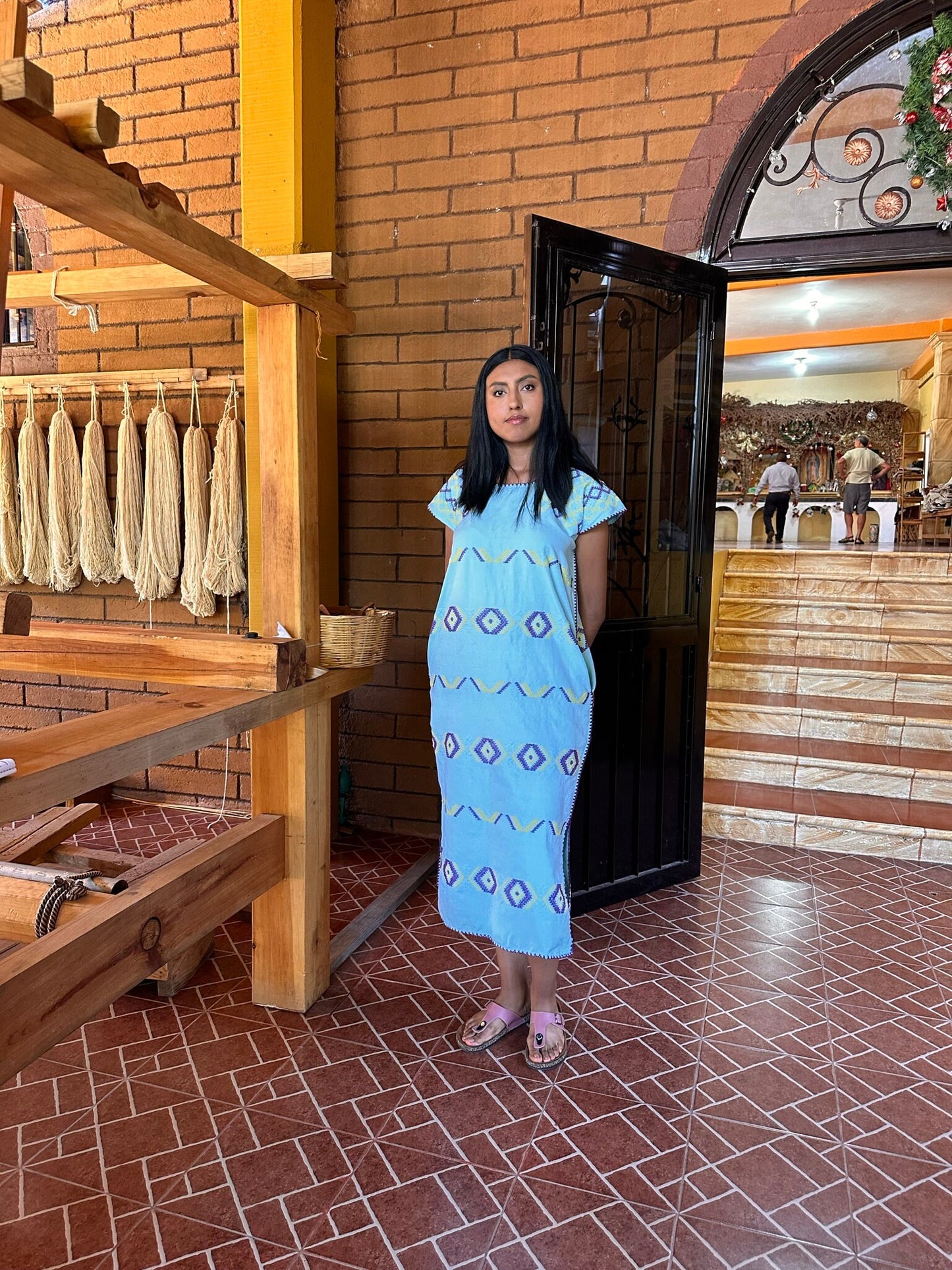 Huipil Aqua Único con Brocados Amarillos y Morados - Diseño Exclusivo con Patrones Complejos