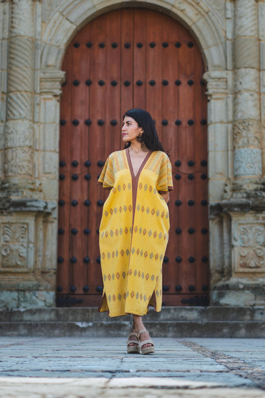 Huipil de Dos Lienzos – Tintes Naturales de Cempasúchil, Corteza e Índigo – Brocado de Rombos – Telar de Cintura – Pieza Única de Oaxaca