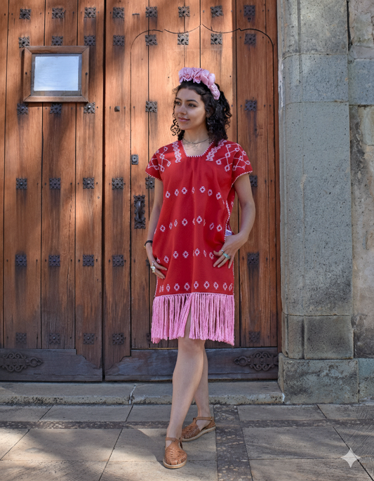 Huipil mini rojo con brocado y flecos rosa – Telar de cintura Oaxaca