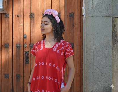 Huipil mini rojo con brocado y flecos rosa – Telar de cintura Oaxaca