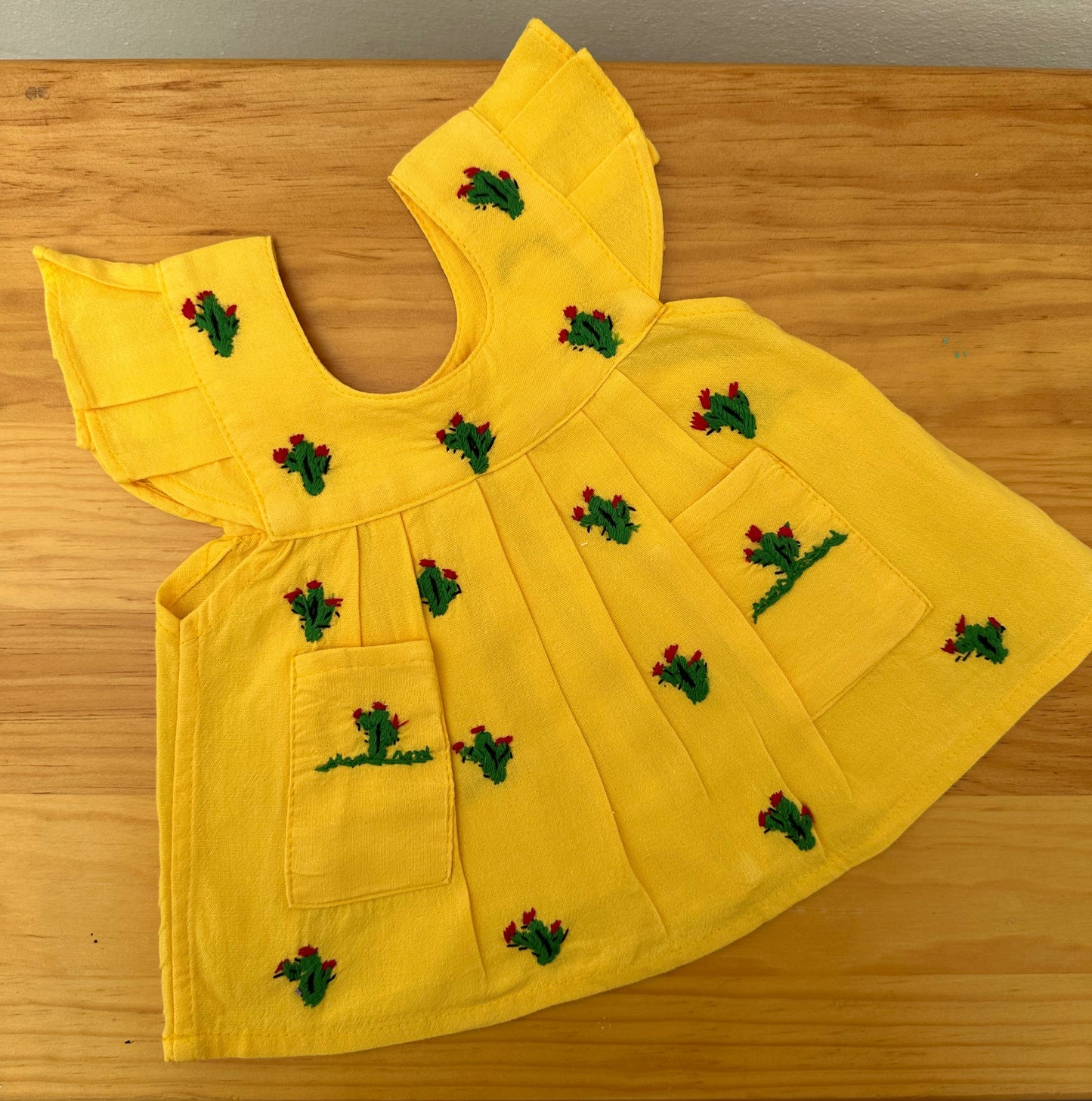 Vestido de Bebé Amarillo con Bordado de Cactus – Hecho a Mano en Oaxaca – 100% Manta Prelavada