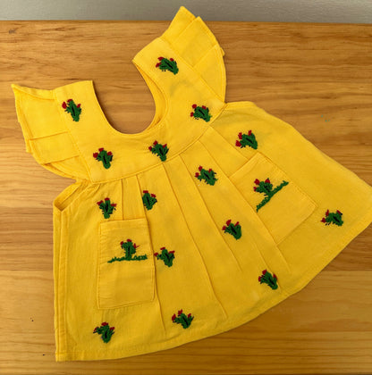 Vestido de Bebé Amarillo con Bordado de Cactus – Hecho a Mano en Oaxaca – 100% Manta Prelavada