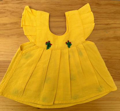 Vestido de Bebé Amarillo con Bordado de Cactus – Hecho a Mano en Oaxaca – 100% Manta Prelavada