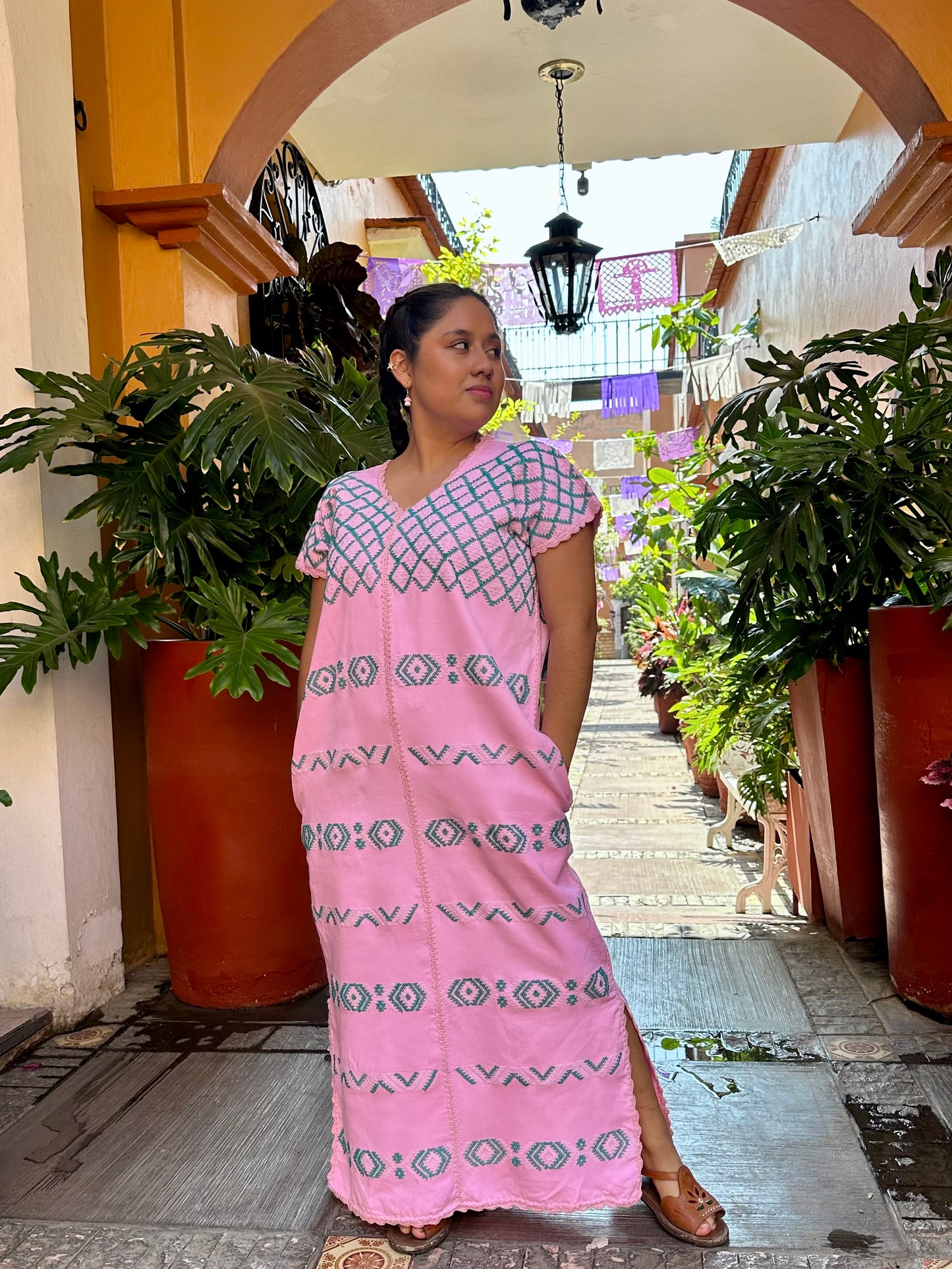 Huipil de Dos Lienzos – Telar de Cintura – Brocado de Diamantes – Rosa Suave – Pieza Única de Colección con Bolsillos