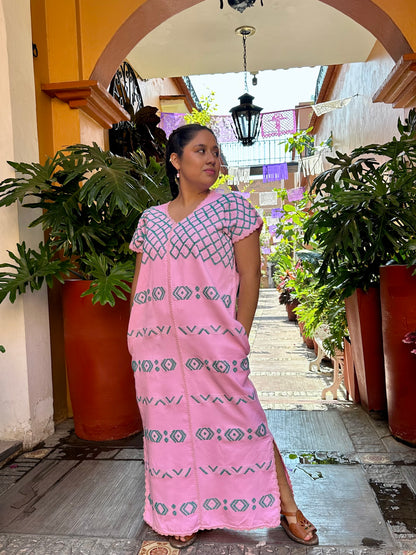 Huipil de Dos Lienzos – Telar de Cintura – Brocado de Diamantes – Rosa Suave – Pieza Única de Colección con Bolsillos