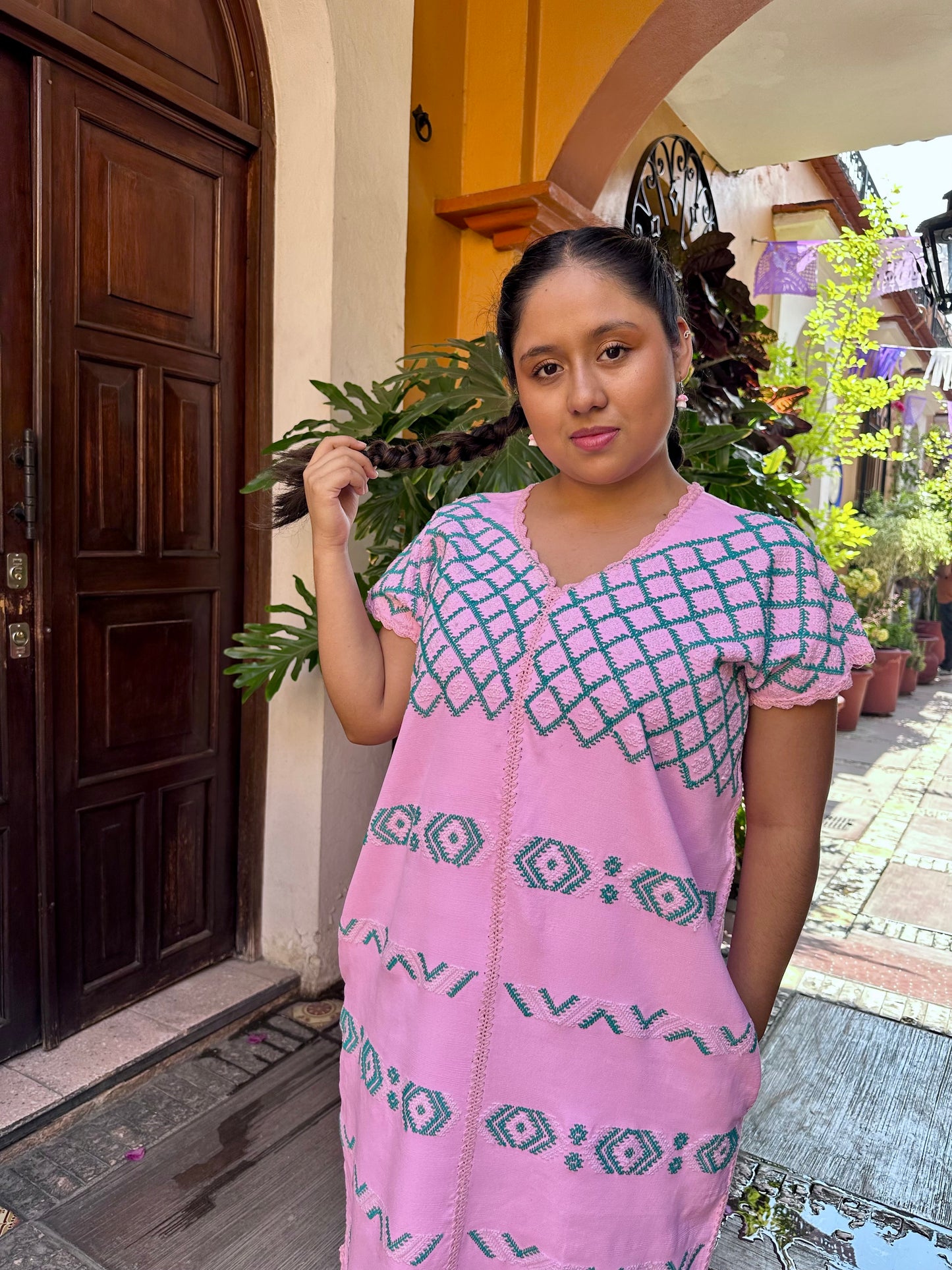 Huipil de Dos Lienzos – Telar de Cintura – Brocado de Diamantes – Rosa Suave – Pieza Única de Colección con Bolsillos