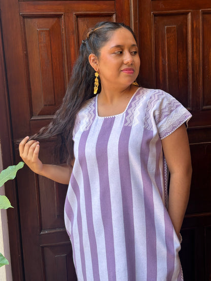 Huipil de Telar de Cintura – San Juan Colorado – Rayas Moradas y Blancas – 100% Algodón – Brocado en Hombros – Con Bolsillos