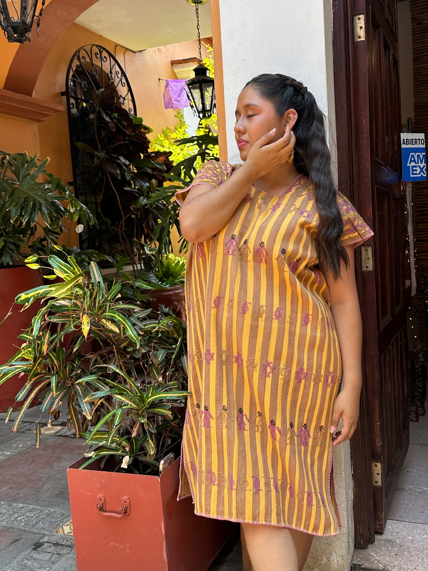 Huipil Artesanal de Telar de Cintura – Tintes Naturales de Cempasúchil y Corteza – Brocado de Muñequitas – Pieza Única