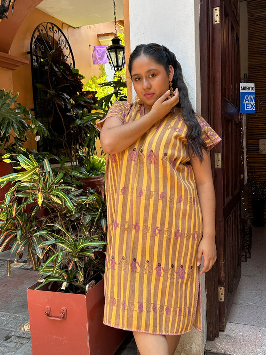 Huipil Artesanal de Telar de Cintura – Tintes Naturales de Cempasúchil y Corteza – Brocado de Muñequitas – Pieza Única