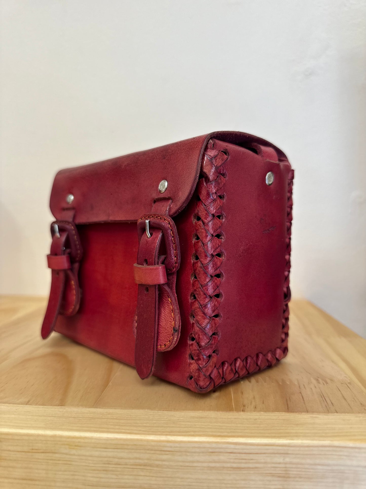 Mini crossbody roja de cuero artesanal | Bolsa tejida a mano con hebilla cuadrada  Hecha en México