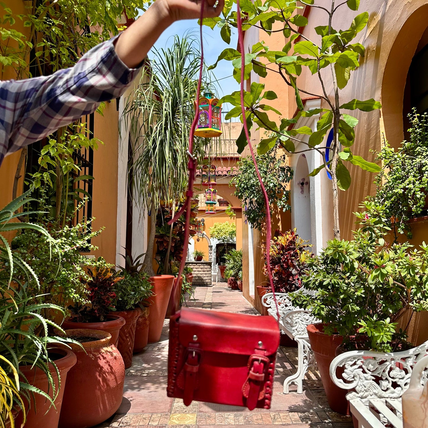 Mini crossbody roja de cuero artesanal | Bolsa tejida a mano con hebilla cuadrada  Hecha en México