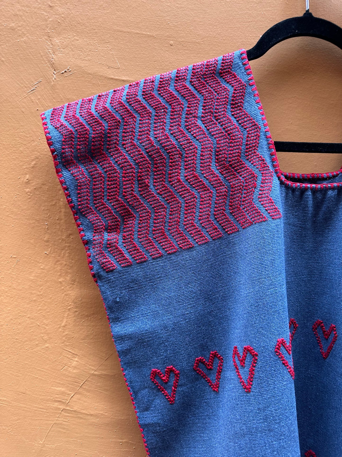 Top artesanal de mezclilla con corazones rojos – Telar de cintura San Juan Colorado