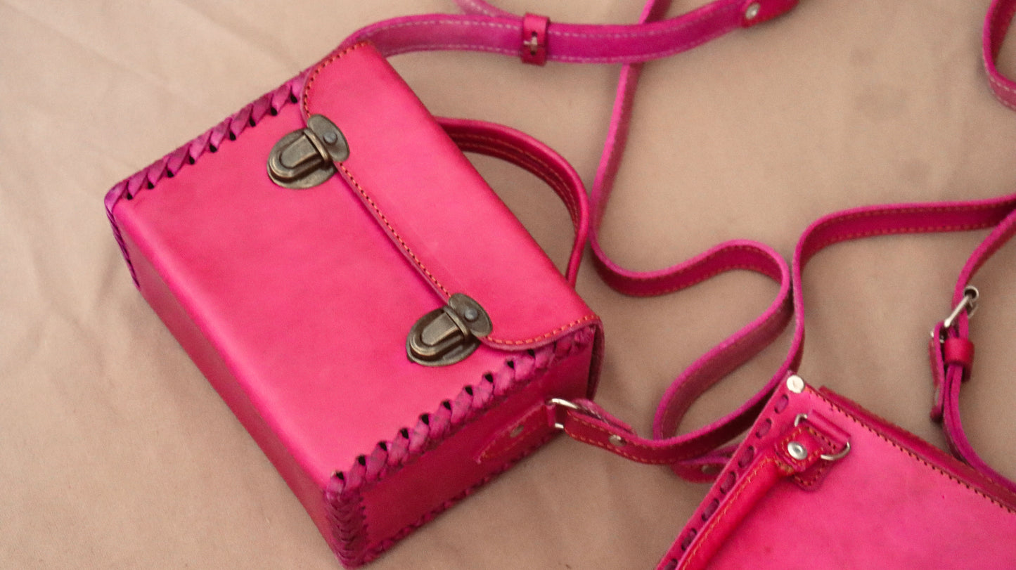 Bolsa cruzada camarita Rosa dos broches  – Cuero Artesanal de Oaxaca