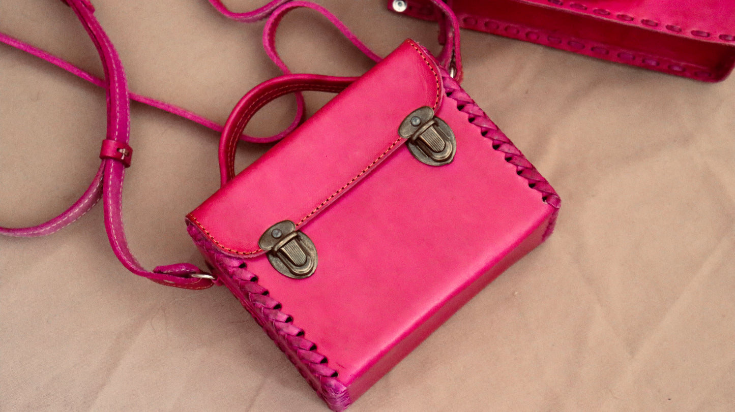 Bolsa cruzada camarita Rosa dos broches  – Cuero Artesanal de Oaxaca