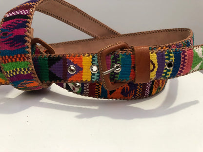 Cinturon tejido en piel con aplicación de telar multicolor