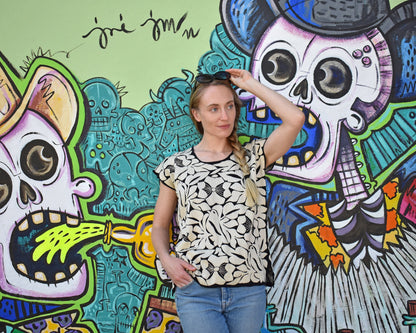 Blusa negra bordada a mano con aves en color beige – tela fresca y suave  | Hecha en Jalapa de Díaz, Oaxaca