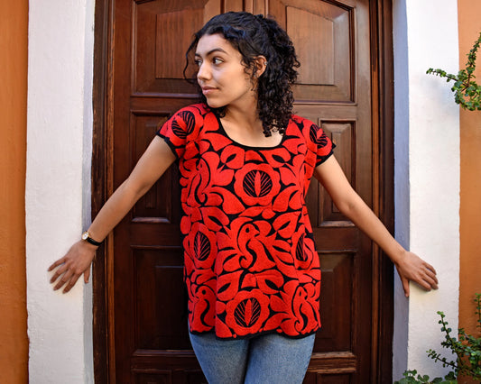 Blusa negra bordada a mano con aves en rojo  – Estilo fresco y suelto | Hecha en Jalapa de Díaz, Oaxaca