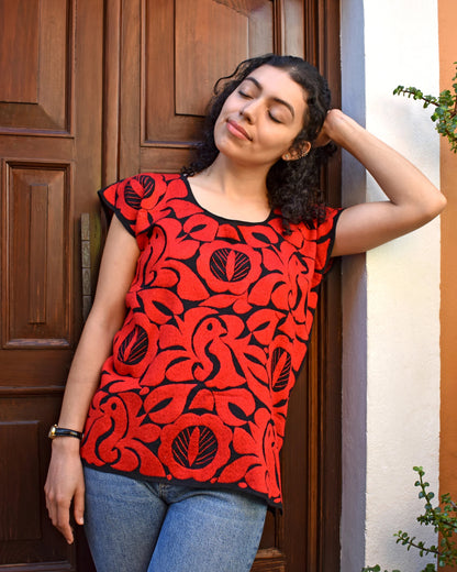 Blusa negra bordada a mano con aves en rojo  – Estilo fresco y suelto | Hecha en Jalapa de Díaz, Oaxaca