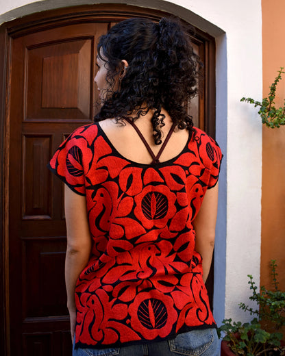 Blusa negra bordada a mano con aves en rojo  – Estilo fresco y suelto | Hecha en Jalapa de Díaz, Oaxaca