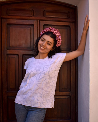 Blusa blanca bordada a mano con aves en blanco – minimalista | Hecha en Jalapa de Díaz, Oaxaca