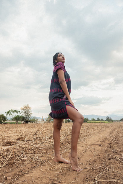 Huipil corto azul marino con brocado rosa – Telar de cintura de Oaxaca