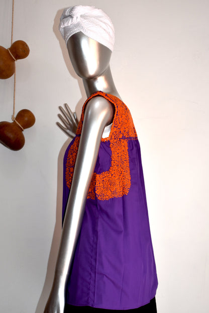 Blusa artesanal sin mangas bordada a mano en San Antonino, popelina morada con bordado naranja