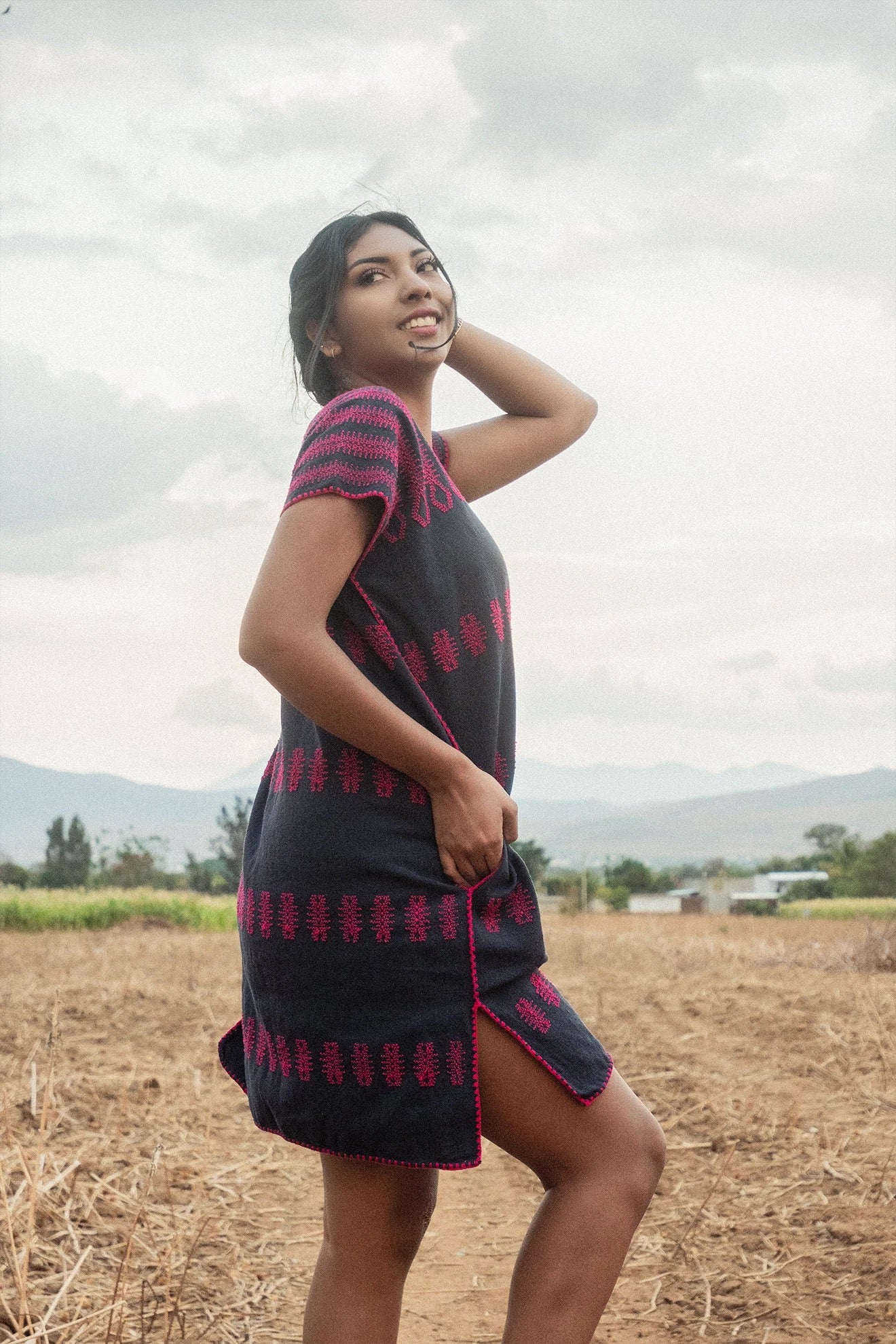 Huipil corto azul marino con brocado rosa – Telar de cintura de Oaxaca