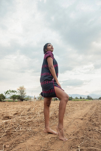 Huipil corto azul marino con brocado rosa – Telar de cintura de Oaxaca