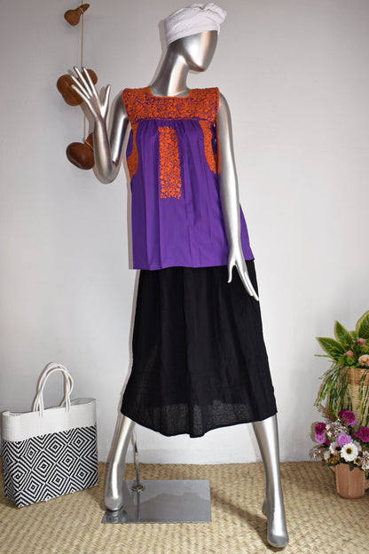 Blusa artesanal sin mangas bordada a mano en San Antonino, popelina morada con bordado naranja