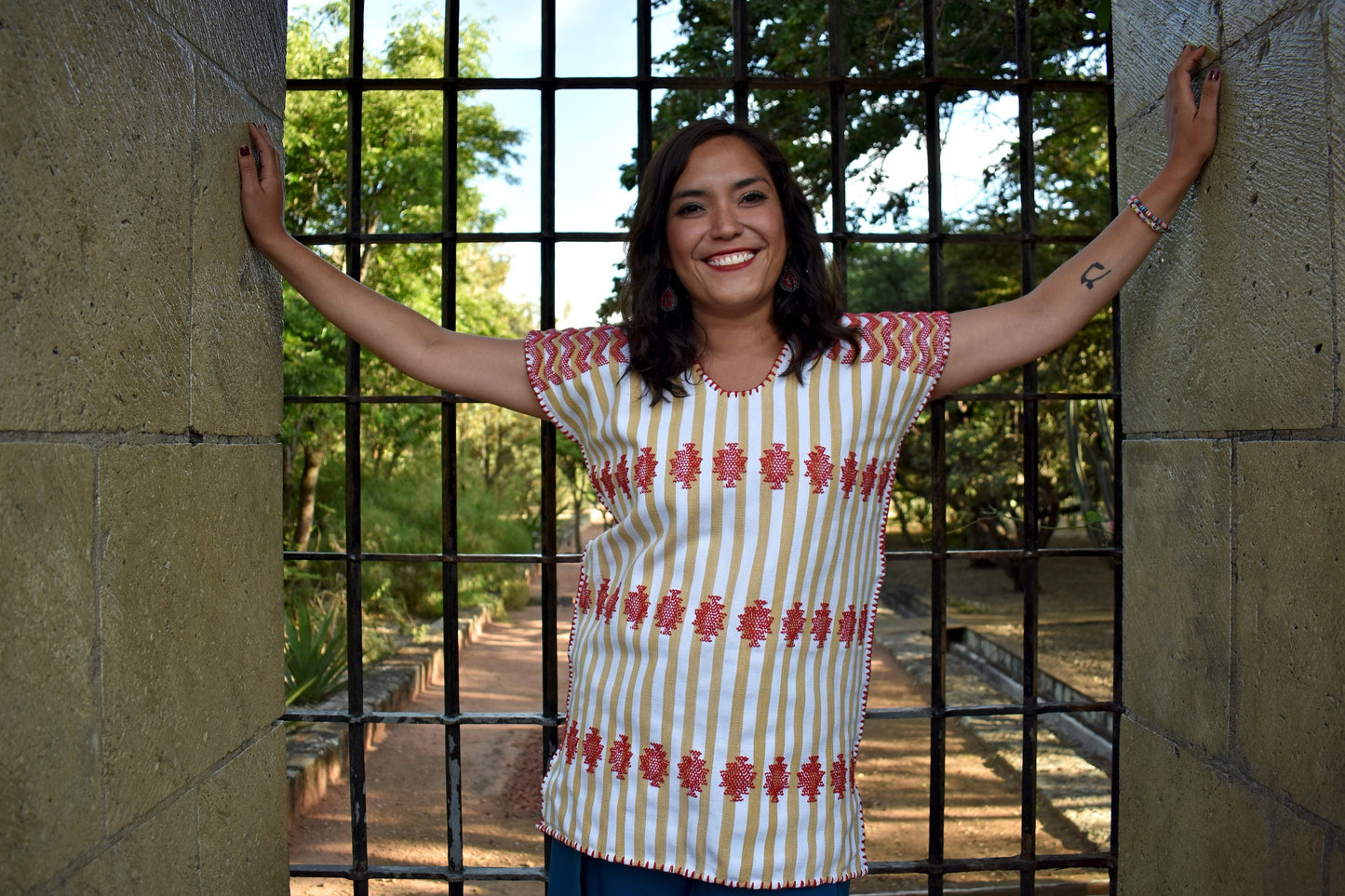 Blusa de telar de cintura con brocado rojo, 100% algodón, San Juan Colorado, Oaxaca