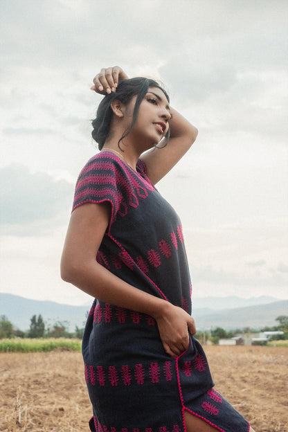 Huipil corto azul marino con brocado rosa – Telar de cintura de Oaxaca