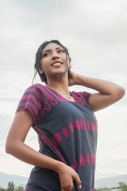 Huipil corto azul marino con brocado rosa – Telar de cintura de Oaxaca