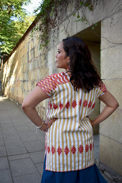 Blusa de telar de cintura con brocado rojo, 100% algodón, San Juan Colorado, Oaxaca