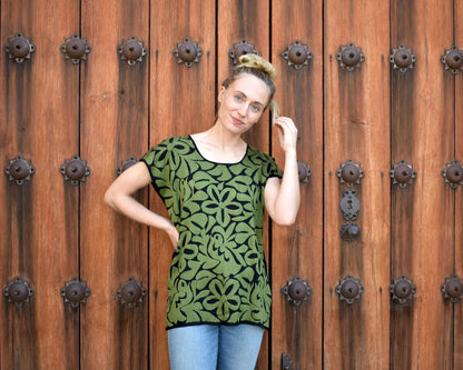 Blusa bordada a mano con aves verde olivo – Estilo bohemio ideal para la playa | Hecha en Jalapa de Díaz, Oaxaca